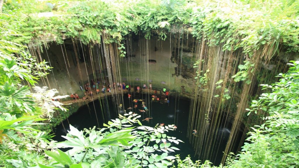 Hűsülés egy „cenote” vizében, Mexikó