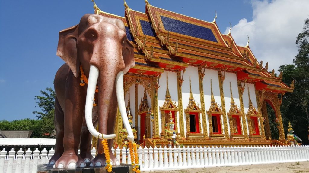 Statui, clădiri, simboluri, religia e foarte importantă in Thailanda