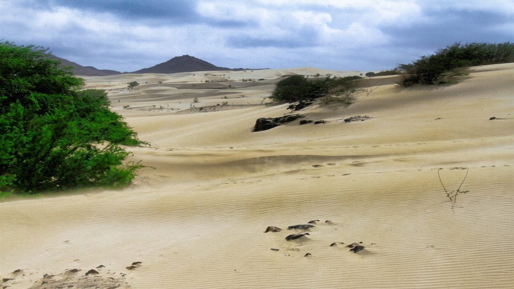 Dune de nisip și munți, peisaje incredibile peste tot