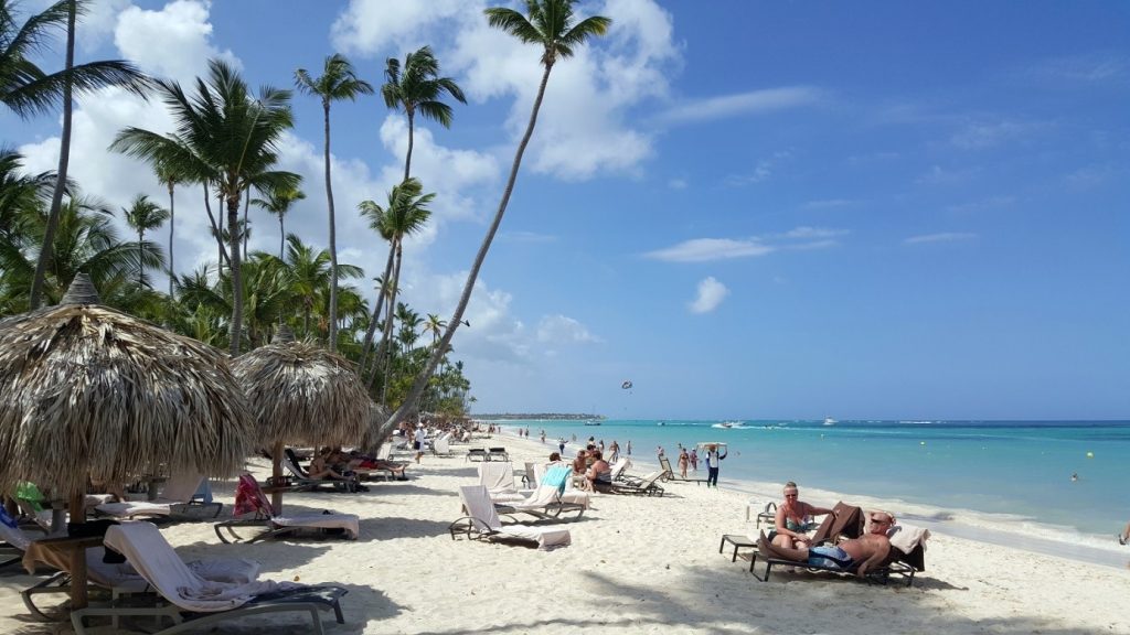 Why most of the people are coming here: laying under the palm trees and enjoying the warm ocean