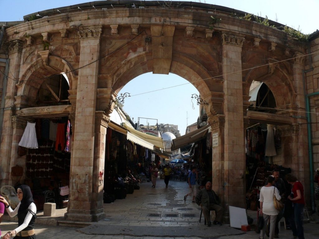  Jeruzsálem óvárosának egyik kapuja, mögötte a bazár